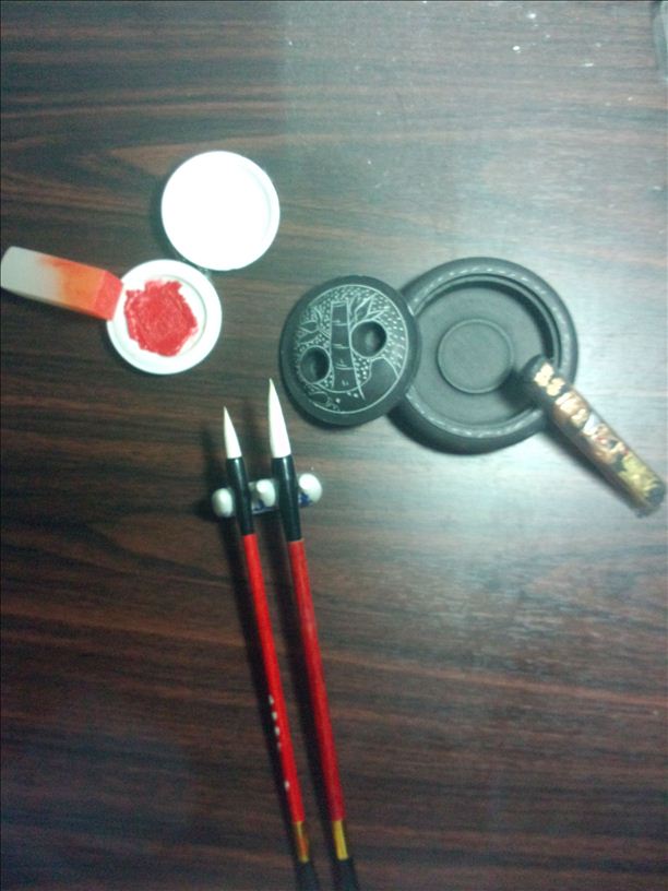 桌上木位置放了T.T便宜的笔，凑合一下